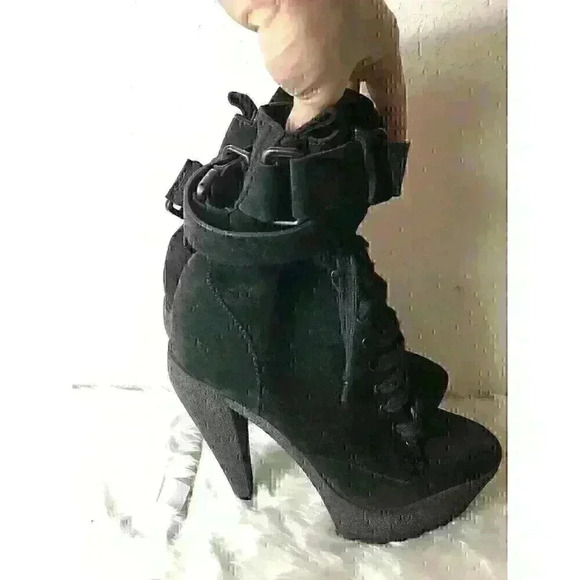 Burberry Womens Size 8 Fall Of 2009 Vogue Runway Ankle Lace Up Strap Up Boots - Picture 7 of 9